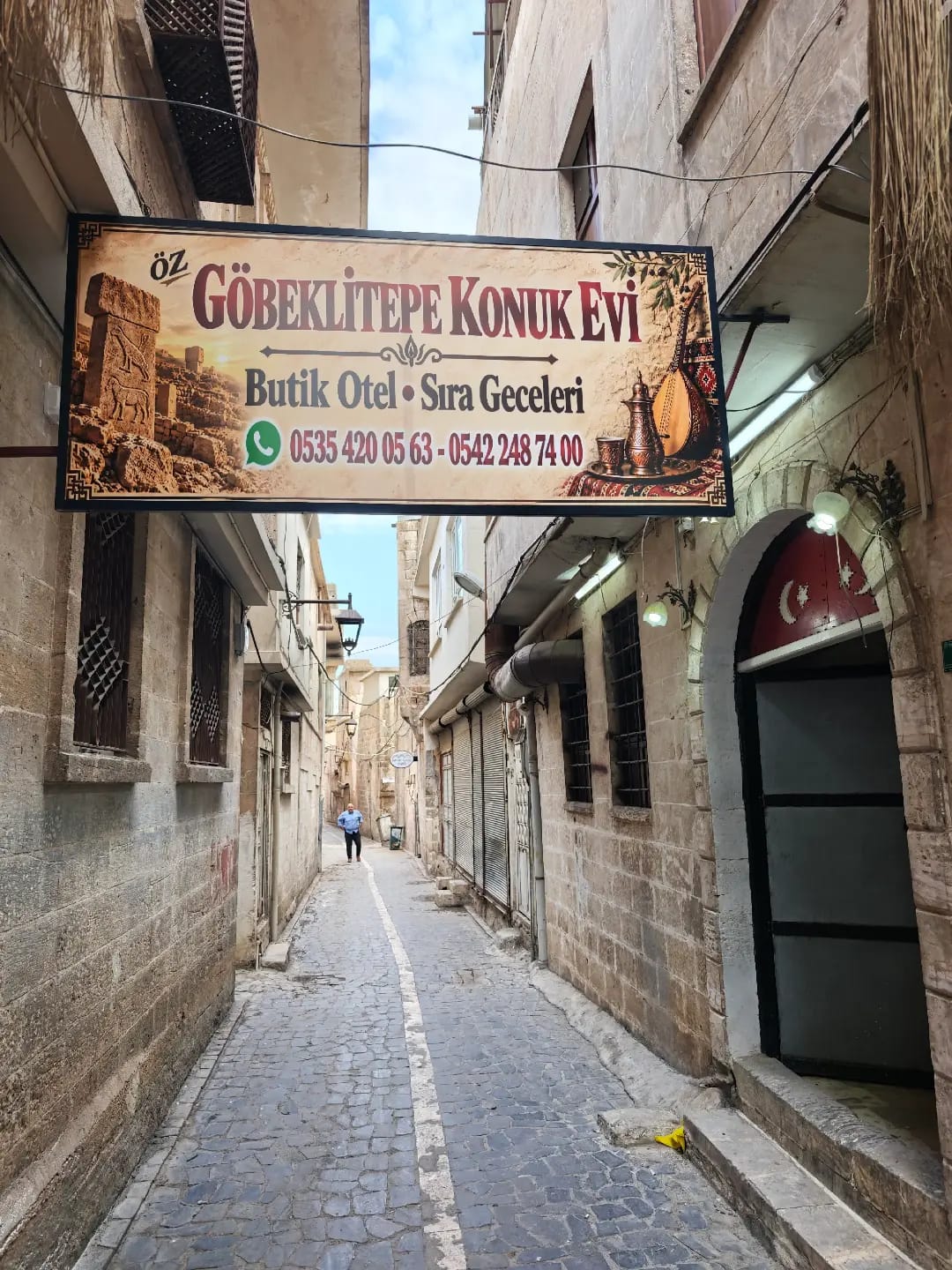 Şanlıurfa’nın tarihî taş sokağında Öz Göbeklitepe Konukevi tabelası